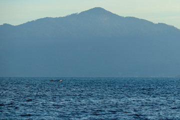 barco pesquero navegando al atardecer