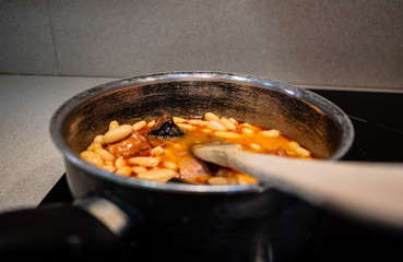 COOKING SPANISH FABADA IN A POT