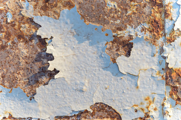 Abstracción de pintura desconchada sobre metal oxidado