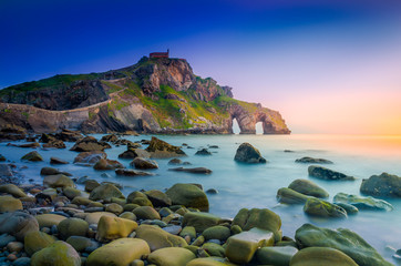 san juan de gaztelugatxe, monasterio atardecer en la costa vasca