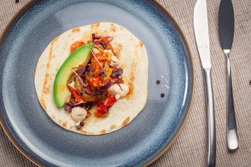 Garnelen-Wrap mit einer gegrillten Tomaten Paprika -Salsa