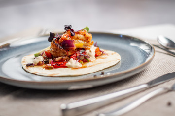 Garnelen-Wrap mit einer gegrillten Tomaten Paprika -Salsa