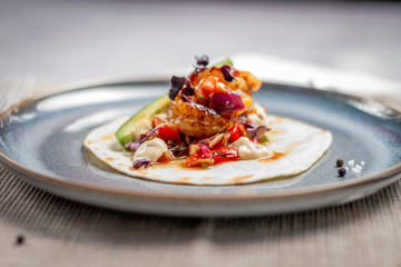 Garnelen-Wrap mit einer gegrillten Tomaten Paprika -Salsa