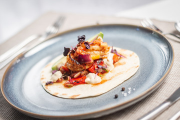 Garnelen-Wrap mit einer gegrillten Tomaten Paprika -Salsa