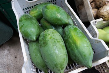 mangos gurken auf einem markt in hong kong