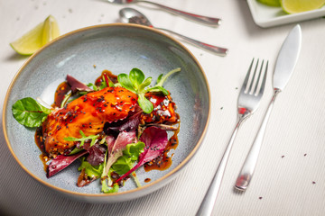 Lachs von der Zedernholzplanke mit Terriyaki-Glasur