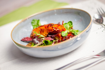 Lachs von der Zedernholzplanke mit Terriyaki-Glasur