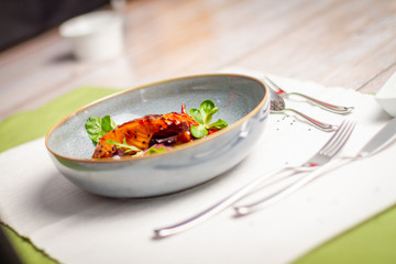 Lachs von der Zedernholzplanke mit Terriyaki-Glasur