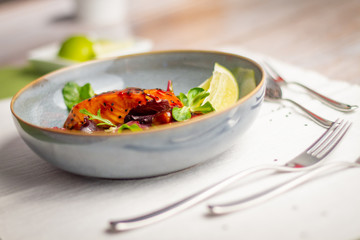 Lachs von der Zedernholzplanke mit Terriyaki-Glasur