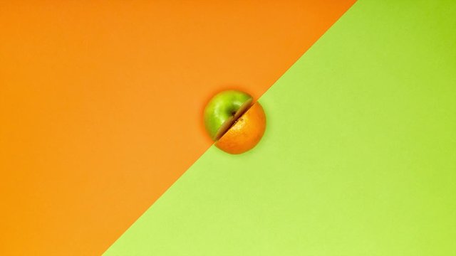 Apfel und Orange werden zu einer Frucht Stop Motion