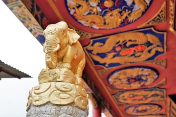 Fototapeta premium Das Zehntausend-Buddhas-Kloster ist ein buddhistischer Tempel aus der Mitte des 20. Jahrhunderts in Sha Tin, Hongkong, im Dorf 220 Pai Tau.