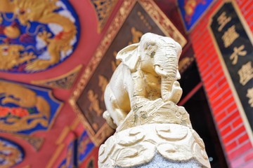 Das Zehntausend-Buddhas-Kloster ist ein buddhistischer Tempel aus der Mitte des 20. Jahrhunderts in Sha Tin, Hongkong, im Dorf 220 Pai Tau.