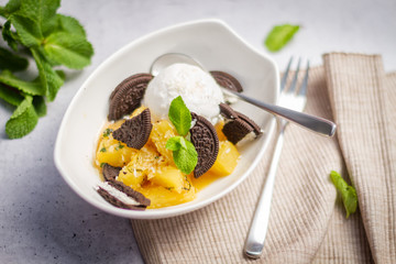 Ananas vom Grill mit Kokosnusseis