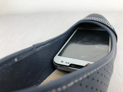 smartphone gettato dentro una scarpa