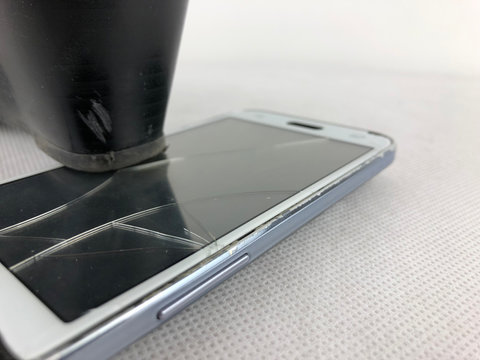 clarissa colpisce lateralmente lo smartphone con le sue decollet&egrave;