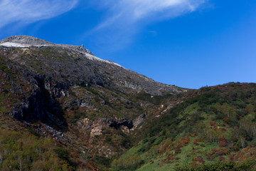 Fototapeta na wymiar 那須岳の岩肌、青空と雲と#12