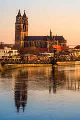 Fototapeta premium Magdeburger Dom in der Morgensonne