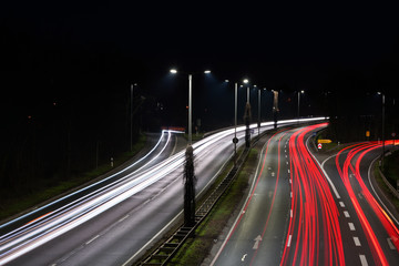 Fototapeta na wymiar Lichtspuren auf einer Schnellstraße bei Nacht