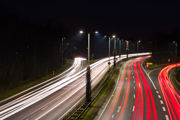 Fototapeta na wymiar Lichtspuren auf einer Schnellstraße bei Nacht