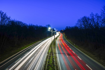 Lichtspuren auf einer Schnellstraße bei Nacht