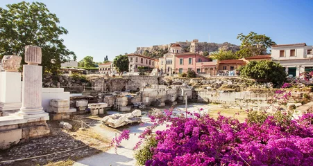 Foto op Plexiglas Oud Griekenland, panoramisch uitzicht op de oude straat, de wijk Plaka, Athene, Griekenland © kite_rin