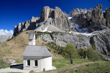 Fototapeta na wymiar Sellagruppe mit Kapelle, Dolomiten, Südtirol, Italien, Europa