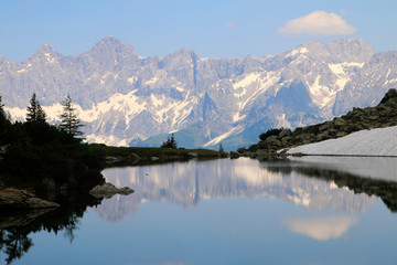 Fototapeta na wymiar Dachsteinmassiv mit Spiegelsee, Ostalpen, Steiermark, Österreich, Europa