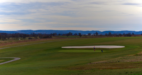 Fototapeta premium Pole golfowe i gory
