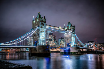 Die Tower Bridge in London bei Nacht, Touristen Attraktion Nummer eins
