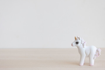 ゆめかわいい、キラキラ光るしっぽとたてがみのユニコーン