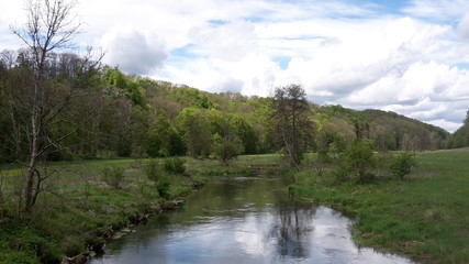 Fototapeta na wymiar Fluss im Landschaftsidyll