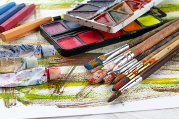 Obraz premium Paint brushes and paints for drawing.