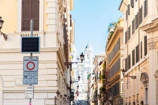 Segnale di Zona a traffico limitato nel centro di Roma