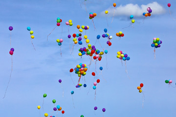Bunte Luftballons schweben am blauen Himmel