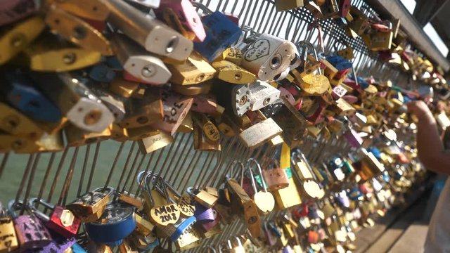 Paris bridge cadena of love 4k