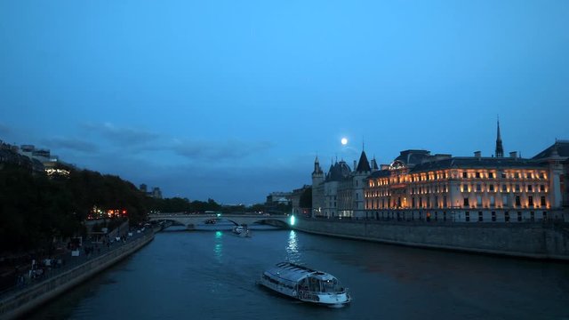 Bateau mouche night conciergerie paris 4K