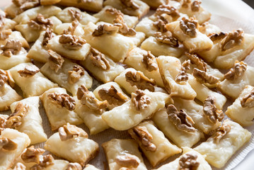 Cook appetizers with bread and walnuts