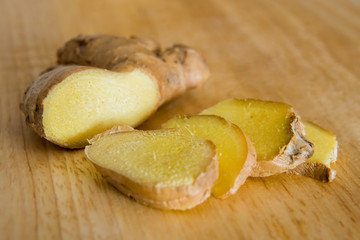 fette di zenzero su un tagliere