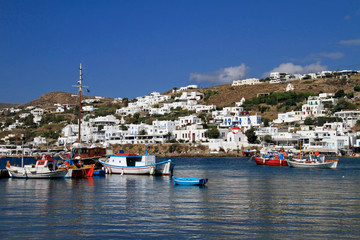 Fototapeta na wymiar View over the port of Mykonos town