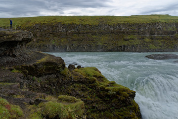 Fototapeta na wymiar Touisten am Wasserfall Gullfoss, Island