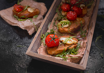 Sandwich toasts with tomatoes