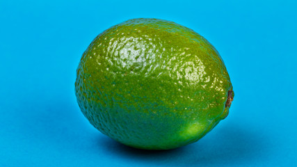 LIme su sfondo azzurro