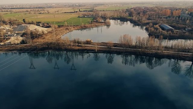 drone su cava lago volo
