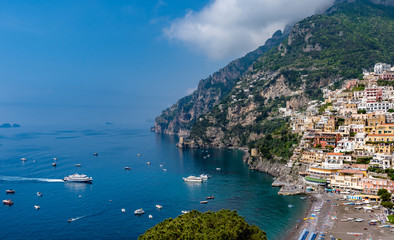Obraz premium Panoramic view of beach and colorful buildings in Positano town at Amalfi Coast, Italy.