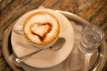 Kaffee mit Milchschaum und Herz