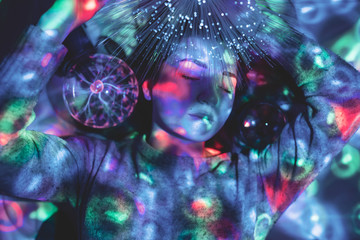 Licht RGB Spektrum der Farben umhüllt von einer Frau