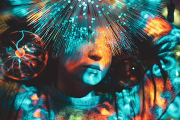 Licht Laser RGB Spektrum der Farben umhüllt von einer dynamischen Frau by tigerraw