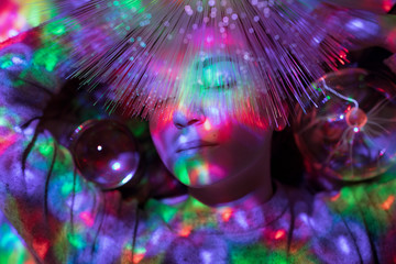Licht RGB Spektrum der Farben umhüllt von einer Frau