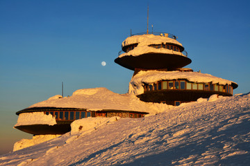 Obserwatorium na szczycie góry po zachodzie słońca, Karkonosze, Polska © VinyLove Foto