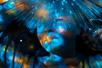 Licht RGB Spektrum der Farben umhüllt von einer Frau